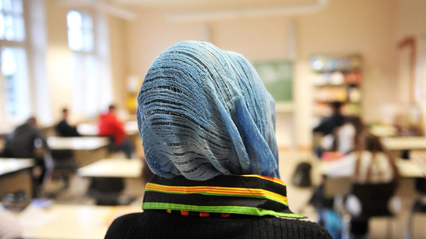 Immer wieder ein Reizthema: Das Kopftuch an Deutschlands Schulen. Immer wieder ein Reizthema: Das Kopftuch an Deutschlands Schulen.