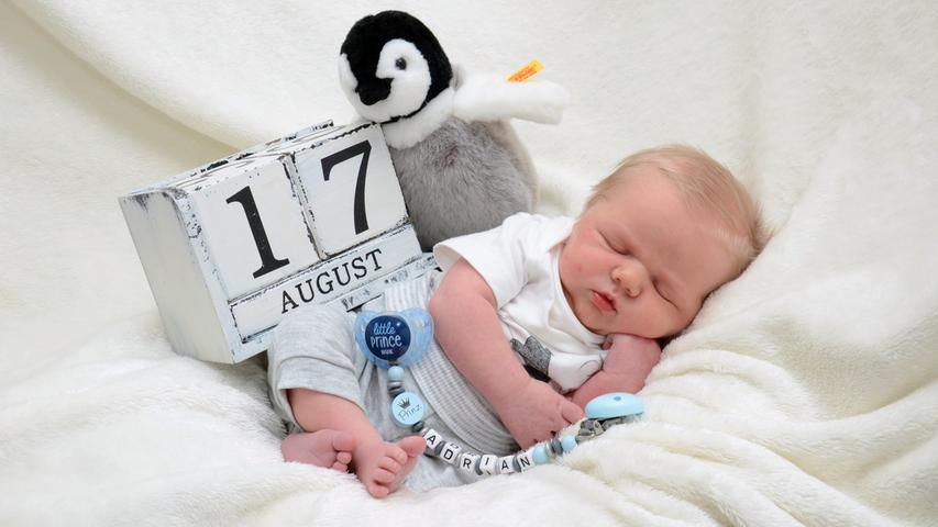 Hallo, little Prince! Adrian wurde am 17. August im Klinikum Hallerwiese geboren. Er war 51 Zentimeter groß und wog 3480 Gramm.