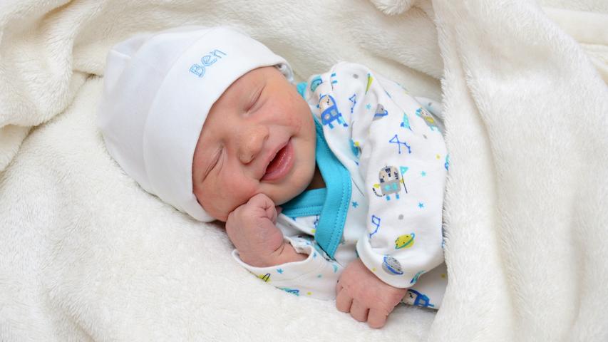 Ben Luka scheint sehr zufrieden zu sein. Er wurde am 20. August im Klinikum Hallerwiese geboren. Dabei maß er 53 Zentimeter und brachte 3435 Gramm auf die Waage.