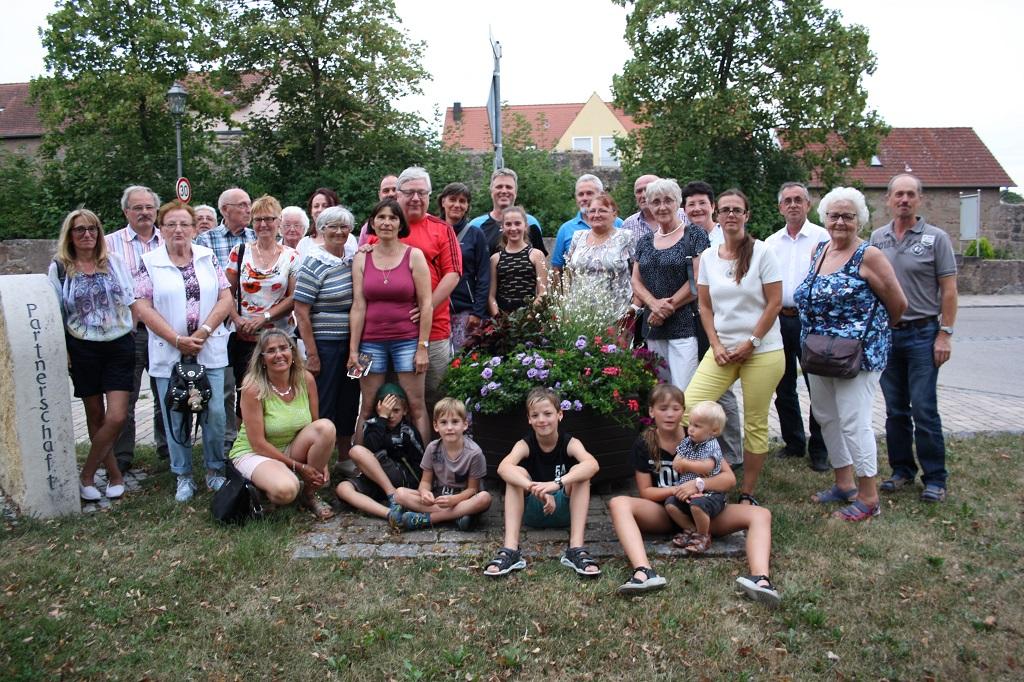 Die Treuchtlinger Trachtler fuhren im Rahmen ihres diesjährigen Vereinsausflugs zur Landesgartenschau nach Würzburg. Die Ausstellung mit blühenden Landschaften und Darstellung neuer Ideen wurde auf dem Hochgelände des neuen Stadtteils Hubland gestaltet. Dort lag einst ein ehemaliger Flugplatz mit einer Startbahn für Flugpioniere und Stützpunkt der US-Streitkräfte nach 1945. Es war ein heißer Tag und so konnten die Mitglieder in der Ausstellung auch einen typischen amerikanischen Burger im Flair der 50er Jahre an einer „Tankstation mit Gastronomie“ einnehmen, an verschiedenen Spielgeräten für Groß und Klein konnte man sich sportlich geben und die Füße im begehbaren Wasserbecken anschließend abkühlen. Wer noch nicht genug Abkühlung erfahren hatte, konnte dies am späten Nachmittag beim kurzen Besuch der Stadt Würzburg in einer Eisdiele noch erledigen, bevor es wieder Richtung Heimat ging. Abschließend wurde noch eine Brotzeit in Wolframs-Eschenbach in einer Gaststätte eingenommen, wo das Gruppenbild der Trachtler mit Gästen aufgenommen wurde.