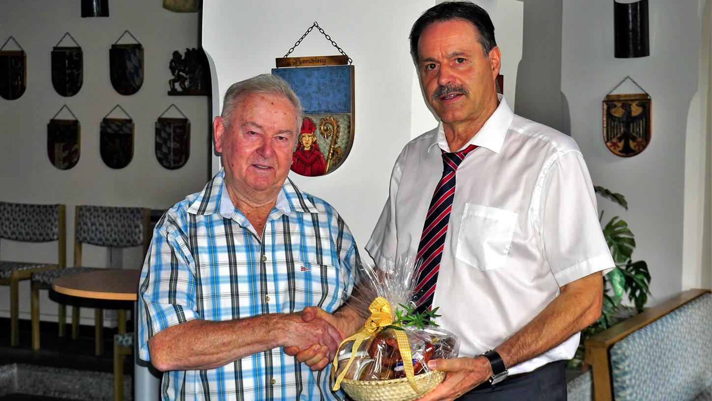 Dem Velburger Feldgeschworenen Josef Fruth (links) dankte der Bürgermeister Bernhard Kraus für sein Engagement.
