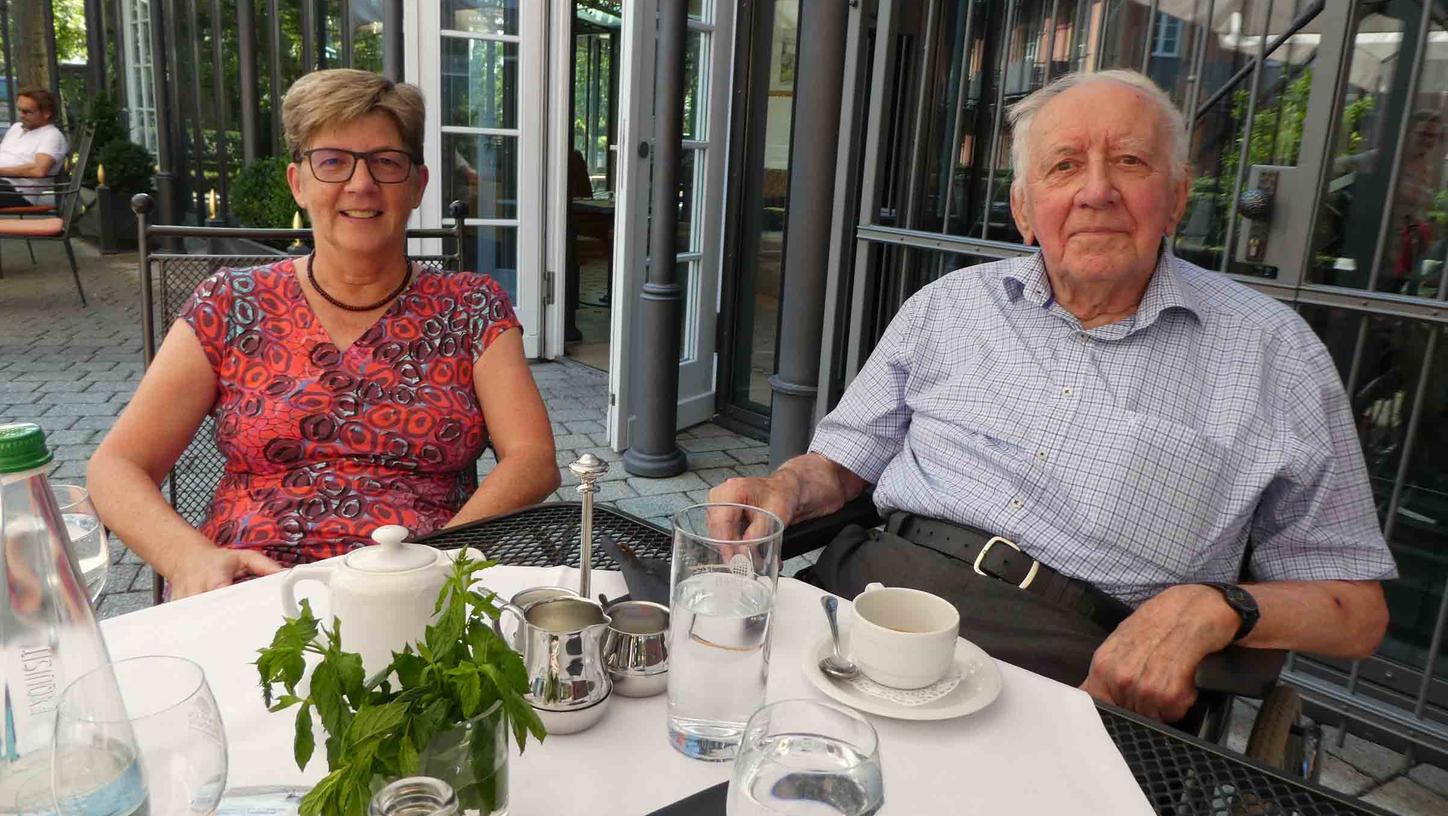 Die Verbindung zu Neustadt ist für die stellvertretende Präsidentin des Deutschen Richterbundes, Lore Sprickmann Kerkerinck – hier beim Kaffeeplausch mit Vater Gerhard Dollinger – immer eng geblieben.
