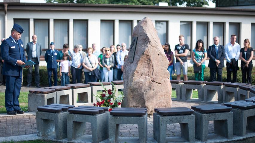 In Gedenken an das Unglück versammeln sich seit Jahren Angehörige der Opfer, wie hier am Gedenkstein auf dem Gelände der Air Force Base zum 25. Jahrestag im August 2013.