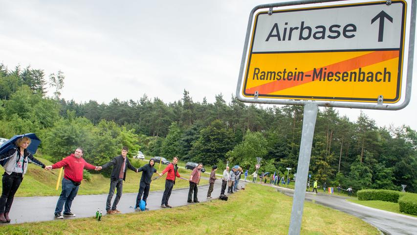 Das Flugunglück ist nicht der einzige Vorfall, der auf der Air Base lastet: Am 11.06.2016 versammelten sich in der Nähe Friedensaktivisten und bildeten im Rahmen der Kampagne "Stopp-Ramstein" eine Menschenkette am Ortsausgang von Ramstein-Miesenbach. Sie demonstrierten gegen den US-amerikanischen Luftwaffenstützpunkt und dessen Rolle beim Einsatz von Drohnen.