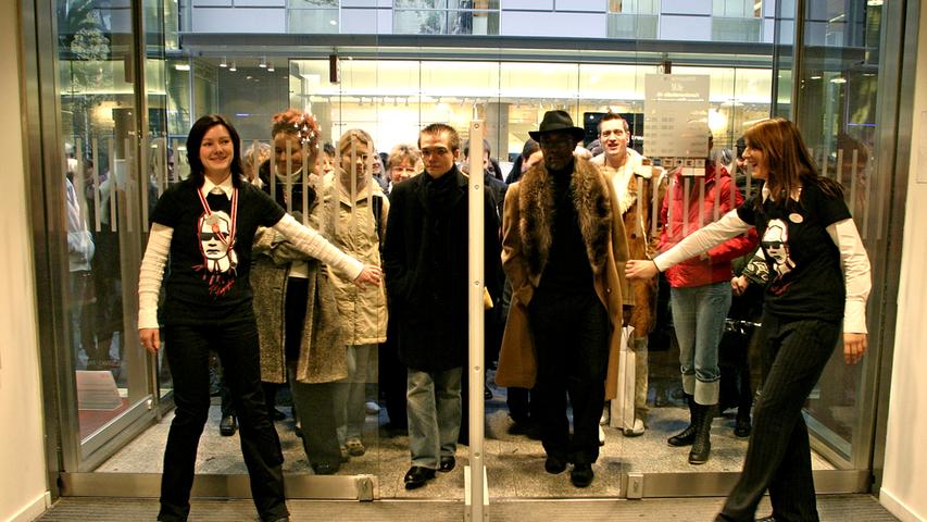 Doch nicht nur Haute Couture konnte der Design-Star: Für die Kette H&M entwarf er mehrere Kollektionen, die reißenden Absatz fanden. Hier warten Models und Schaulustige bei einer Aktion vor einer Nürnberger Filiale.