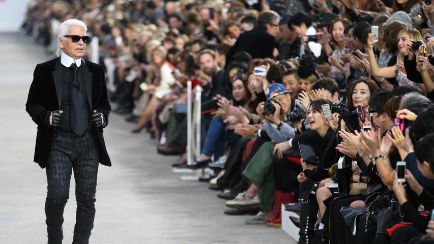 Karl Otto Lagerfeld war in der Welt der Haute Couture ein Star. Der deutsche Designer war einer der ganz Großen im Modebusiness, über 30 Jahren war er der Kreativkopf des Modehauses Chanel. In seinem umtriebigen Leben sorgte er bei vielen für Bewunderung, erntete aber auch Kritik und Unverständnis.