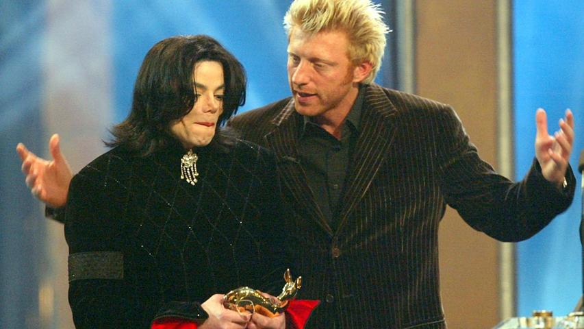 2002 erhielt Jackson eine seiner zahlreichen Auszeichnungen, den "Millennium-Bambi", mit dem er als "größte lebende Pop-Ikone" ausgezeichnet wurde. Der Preis wurde ihm vom ehemaligen Tennis-Star Boris Becker (r) überreicht.