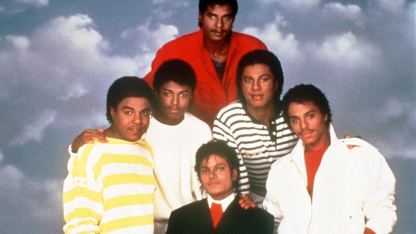 Schon in jungen Jahren sorgte Vater Joseph mit strenger Hand für eine frühe Karriere seiner Sprösslinge. Die Jackson Five waren schon in den 60er Jahren erfolgreich. Auf dieser Aufnahme aus den 80er Jahren ist Michael (Mitte) mit seinen Brüdern Tito, Randy, Jackie, Jermaine und Marlon (von links nach rechts) zu sehen.