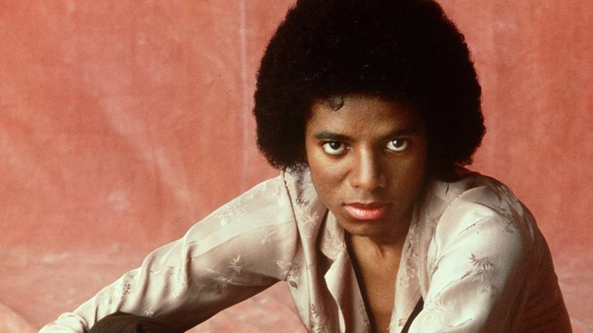 Je erfolgreicher Jackson wurde, desto mehr Schönheitsoperationen unterzog er sich. Während er auf diesem Foto aus dem Jahr 1979 noch dunkle Haut und Afro-Locken hatte, ...