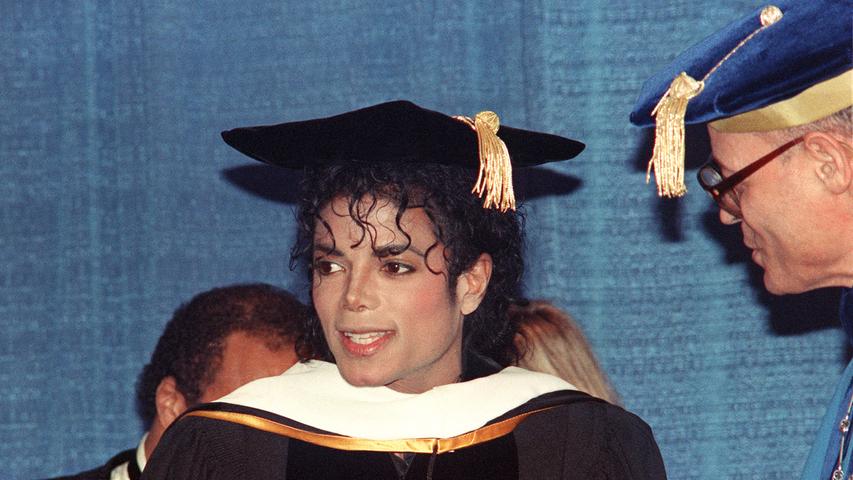 Und auch eine Ehrendoktorwürde der Fisk University zählt zu den Errungenschaften des King of Pop. Die Auszeichnung erhielt er im März 1988, nachdem er Spenden für den United Negro College Fund zur Unterstützung schwarzer Studenten gesammelt hatte.