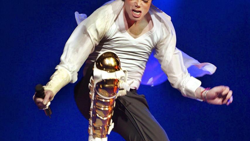 Michael Jackson ist einer der erfolgreichsten und bekanntesten Musiker der Geschichte. Doch das Leben des King of Pop ist nicht nur von positiven Superlativen geprägt. Immer wieder trübten Skandale und Misserfolge seine Karriere.
