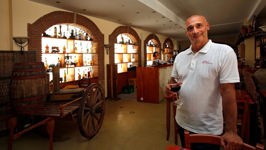 Massimiliano Marini, Inhaber der "Fabbrica",hat mit seiner Frau viele Objekte zur Einrichtung und Ausstattung seines Lokals zusammengetragen.