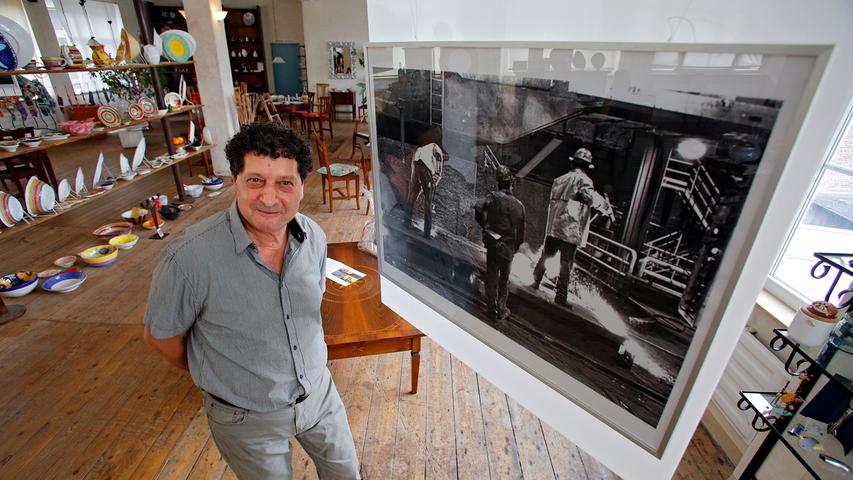 Fotograf Stefano Nucci mit einer seiner Aufnahmen aus der Maxhütte.