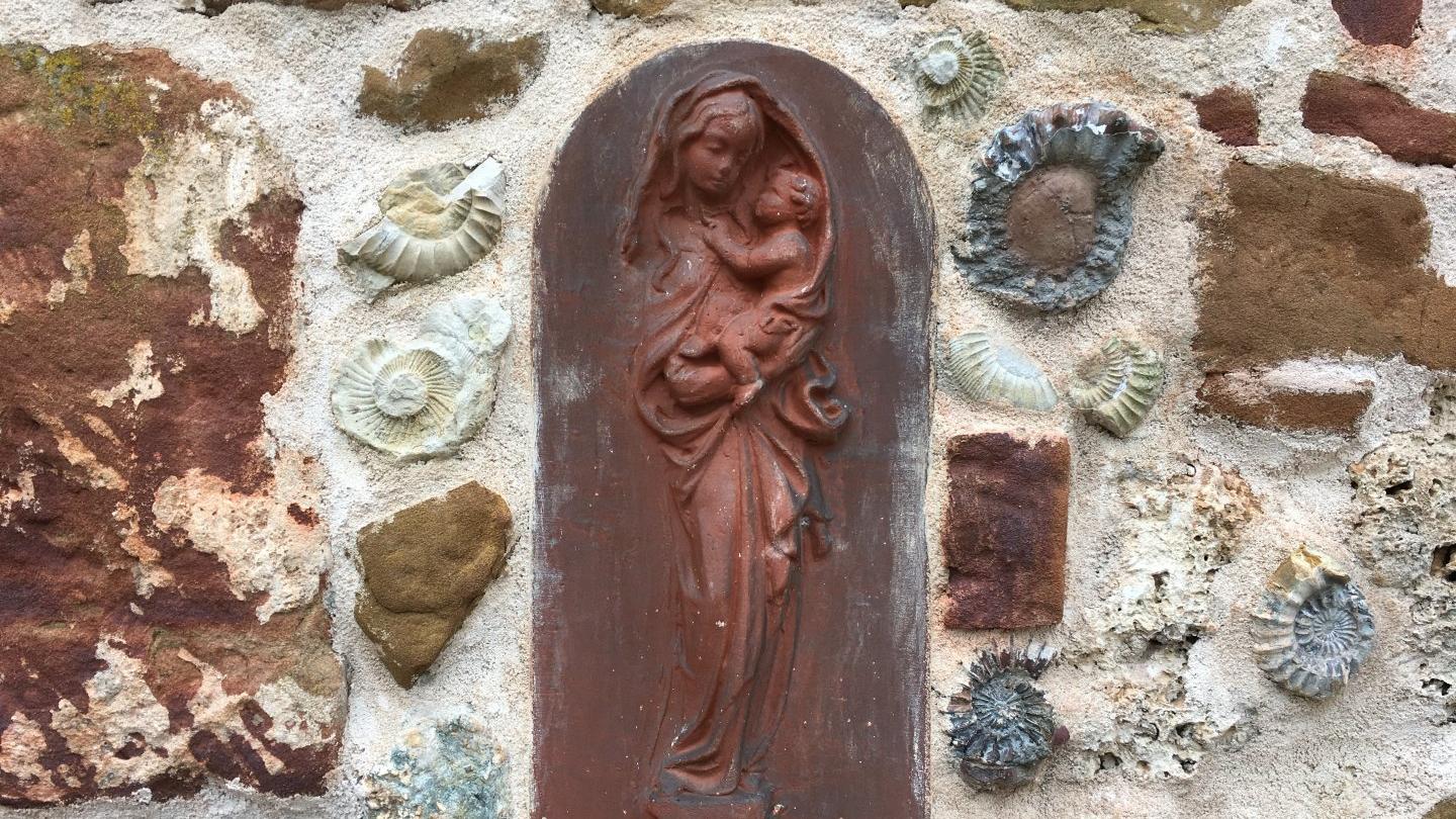 Eine Mariendarstellung in der Mauer der Klosterkirche Gnadenberg.