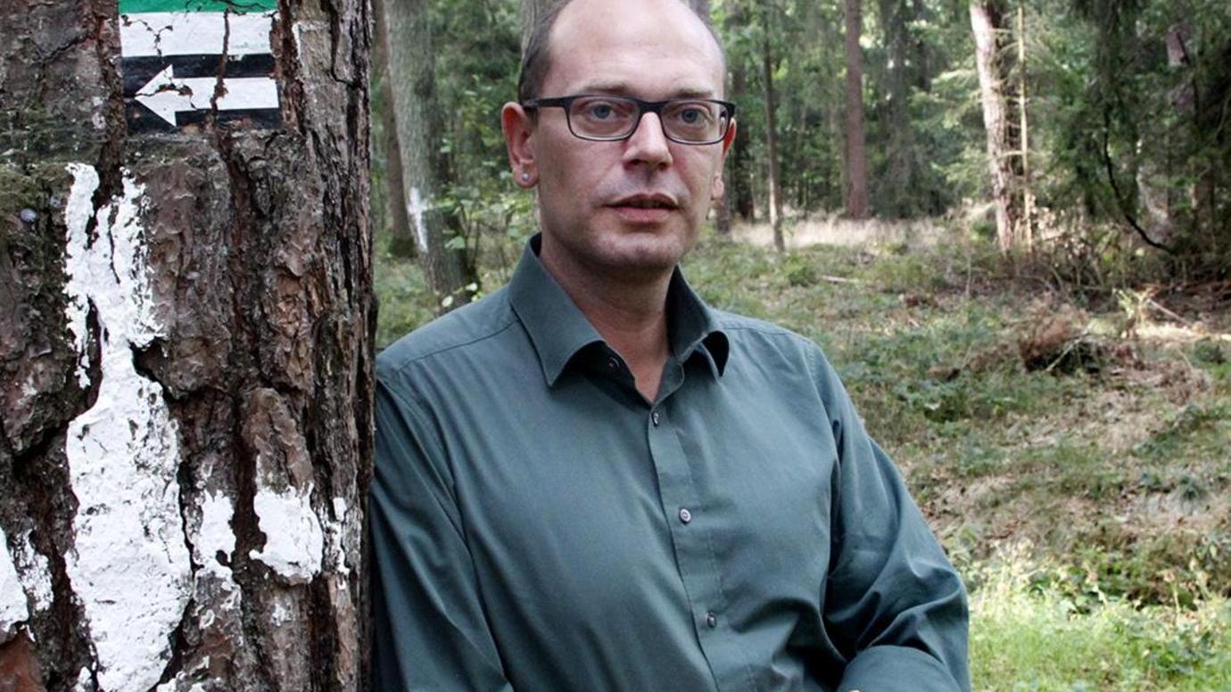 Der Landtagsabgeordnete Markus Ganserer hat sich für einen Fototermin im Reichswald entschieden.