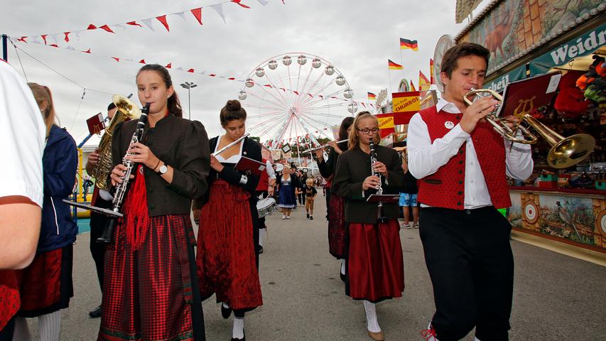 Drei kräftige Schläge: Erste Bilder vom Nürnberger Herbstvolksfest! 