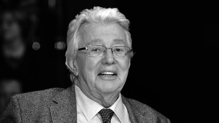 "Mister Hitparade" Dieter Thomas Heck ist im Alter von 80 Jahren verstorben. Heck hatte einen seiner letzten großen öffentlichen Auftritte im Februar 2017 bei der Verleihung der Goldenen Kamera für sein Lebenswerk.