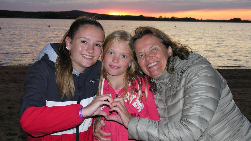 Drei Mädels mit Herz: Chris Wohlfahrt aus Köngen bei Stuttgart (rechts) und ihre beiden Töchter Mara (links) und Lina genossen den Sonnenuntergang.