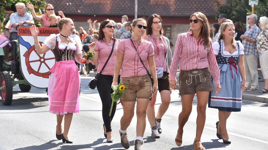 Ballons, Bläser und schicke Oldtimer: Kärwa-Festzug in Stadeln