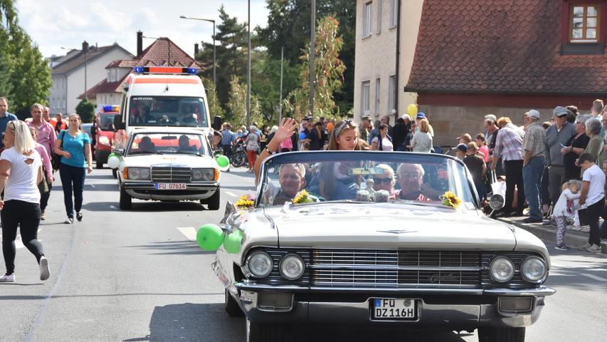 Ballons, Bläser und schicke Oldtimer: Kärwa-Festzug in Stadeln