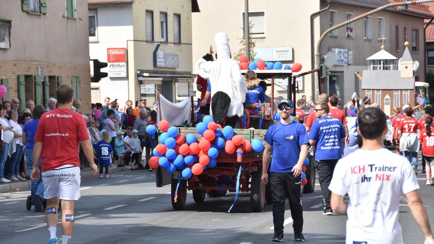 Ballons, Bläser und schicke Oldtimer: Kärwa-Festzug in Stadeln