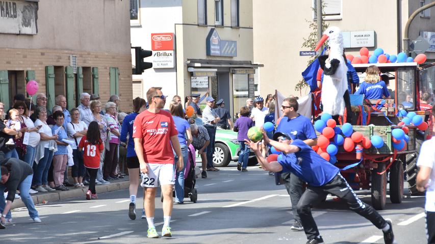 Ballons, Bläser und schicke Oldtimer: Kärwa-Festzug in Stadeln