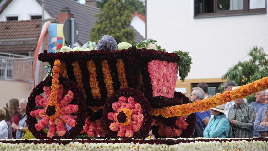 Mit einem bunt geschmückten Wagen zeigte sich der Röthenbacher Singverein. Das Kunstwerk hat sogar ein kleines Special: In dem Wagen befinden sich Blumenkohl, Salat und anderes Gemüse.