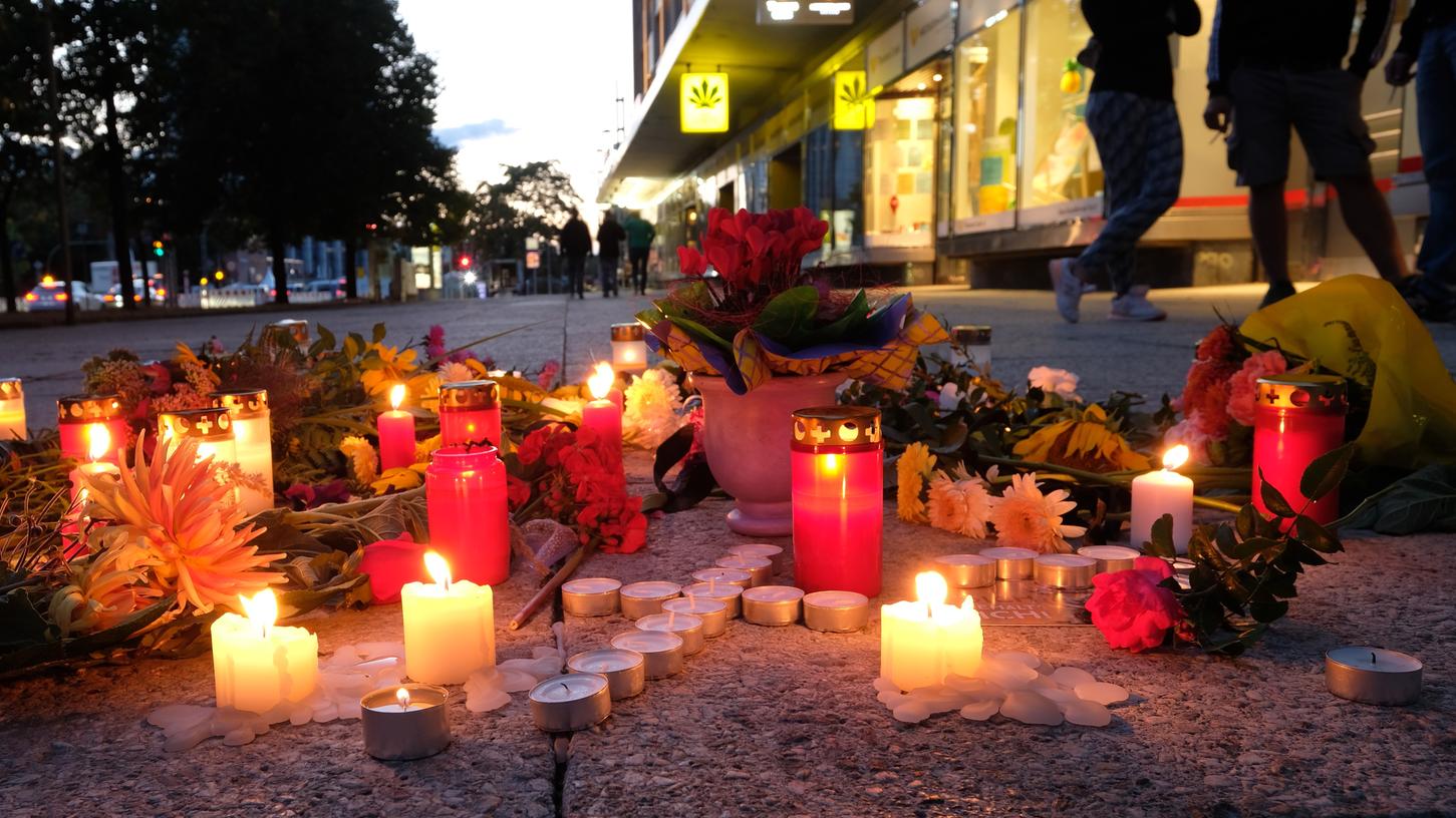 Blumen und Kerzen liegen auf einem Weg in der Chemnitzer Innenstadt. Nach dem verhängnisvollen Streit in der Chemnitzer Innenstadt in der Nacht zu Sonntag mit einem Todesopfer und zwei Verletzten endete das Stadtfest vorzeitig.