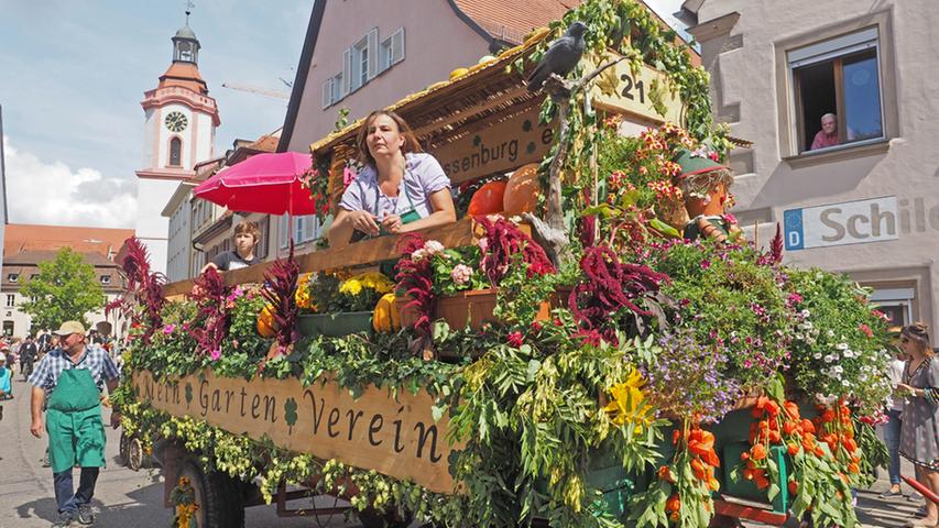 Kirchweihfestzug in Weißenburg: Tolle Oldtimer und kunterbunte Trachten 