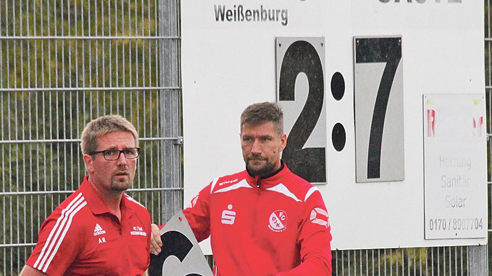 Da waren Trainer Alexander Rottler und sein „Co“ Uwe Birngruber bedient: Am Ende stand eine 2:7-Heimschlappe für den FC/DJK Weißenburg auf der Anzeigentafel. Da waren Trainer Alexander Rottler und sein „Co“ Uwe Birngruber bedient: Am Ende stand eine 2:7-Heimschlappe für den FC/DJK Weißenburg auf der Anzeigentafel.