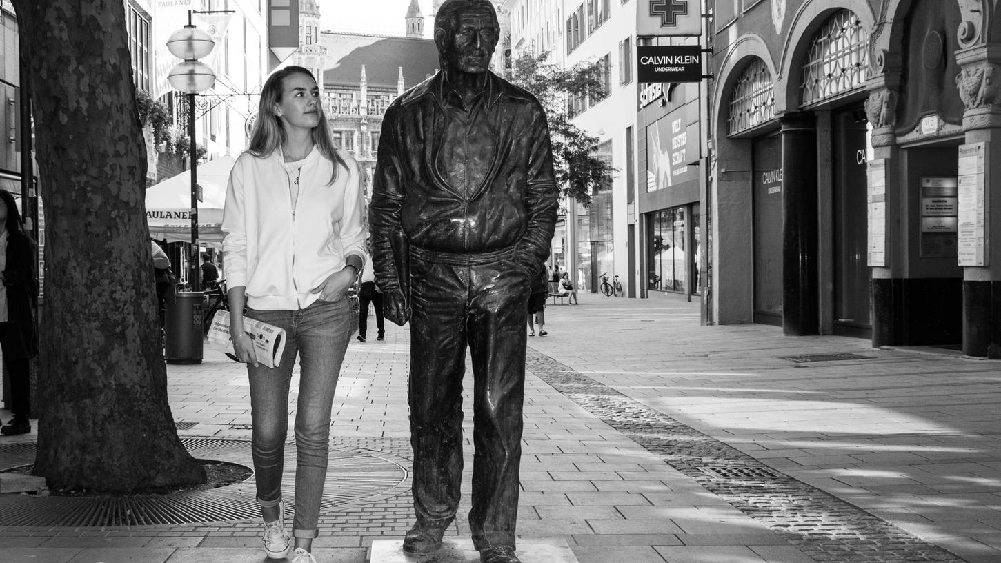 Die Autorin an der Seite des "Spaziergängers" Sigi Sommer in München Die Autorin an der Seite des "Spaziergängers" Sigi Sommer in München