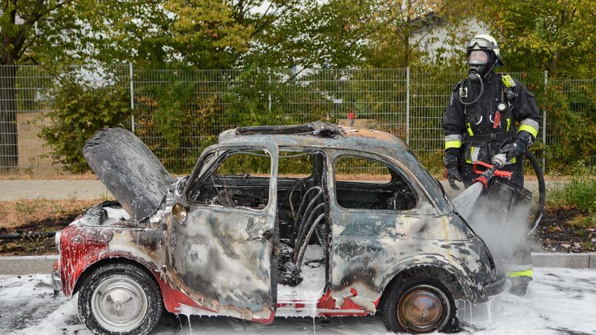 Ausgebrannt: Fiat-Oldtimer fängt auf der Höfener Spange Feuer 