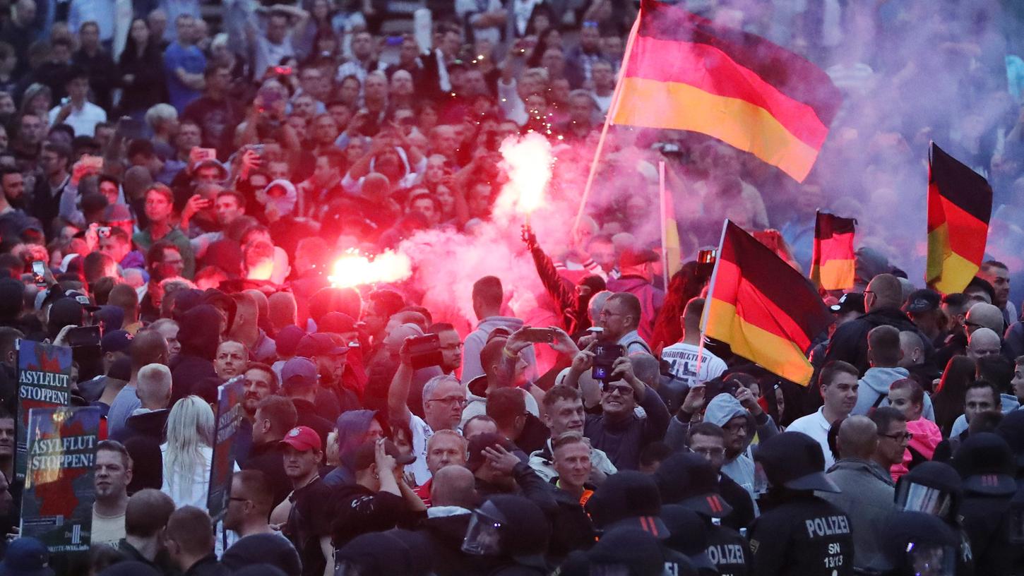 Wasserwerfer im Einsatz: Tausende bei Demos in Chemnitz
