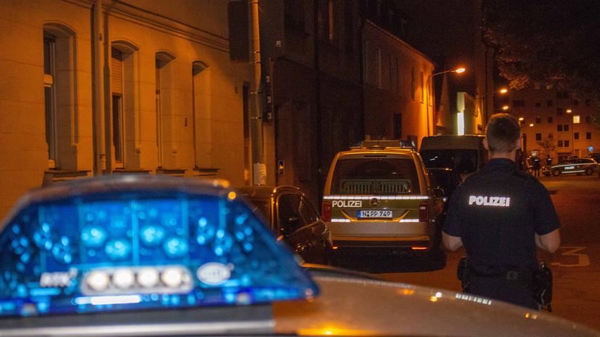 Die Polizei sucht mittlerweile nach dem Anrufer, der mit seinem "Scherz" rund 50 Einsatzkräfte der Nürnberger Polizei, der Berufsfeuerwehr und des Rettungsdienstes auf den Plan rief.