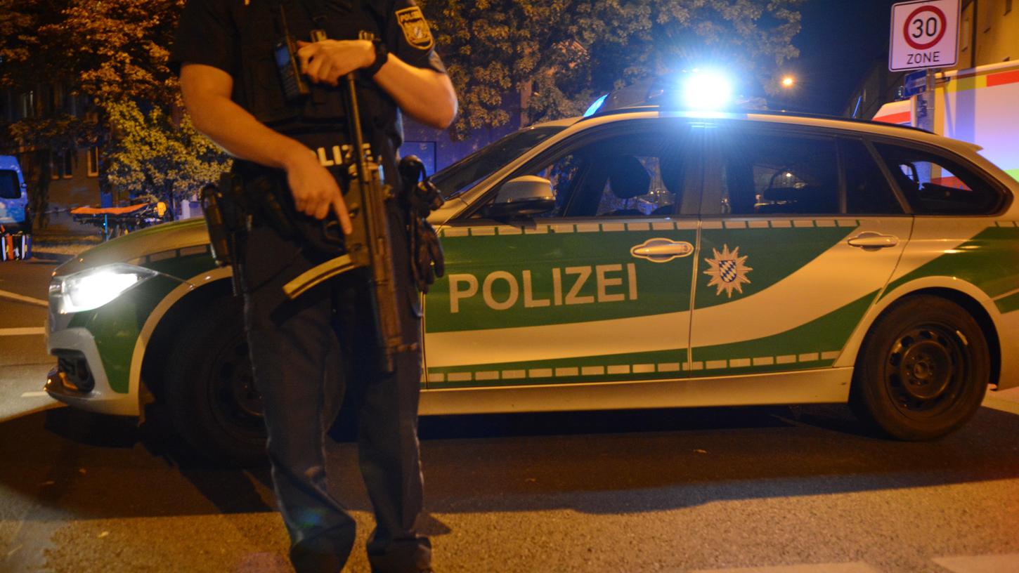 Am Montagabend löste der Scherz eines Mannes einen Polizei-Großeinsatz im Nürnberger Stadtteil St. Peter aus.