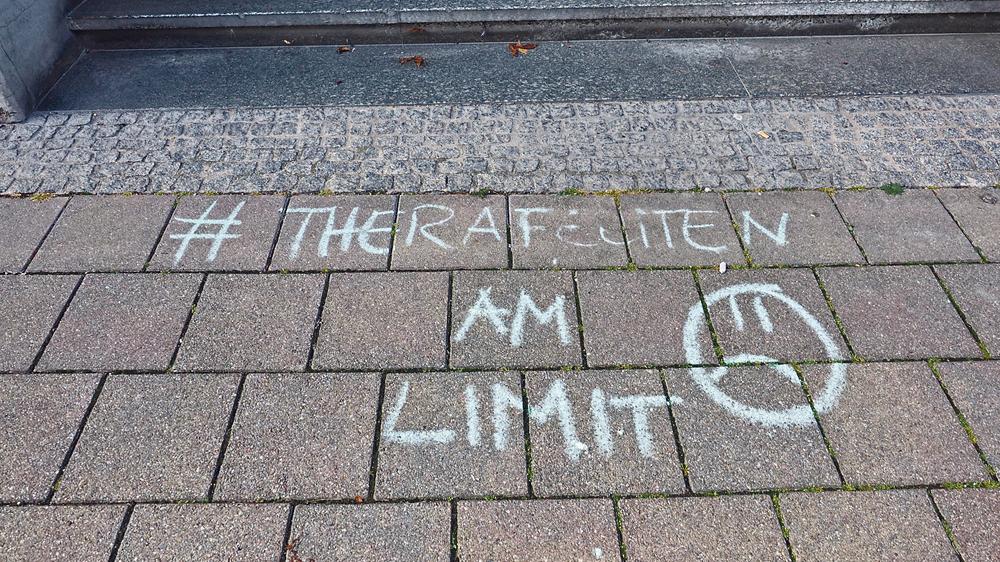 #THERAPEUTEN AM LIMIT: Mit diesem Schriftzug in Kreide wollen Therapeuten in ihrer bundesweiten Protestaktion auf ihre Situation aufmerksam machen und beklagen vor allem die schlechte Vergütung ihrer Arbeit durch die gesetzlichen Krankenkassen. Ein Schriftzug wurde auch vor unserem Verlagsgebäude angebracht. #THERAPEUTEN AM LIMIT: Mit diesem Schriftzug in Kreide wollen Therapeuten in ihrer bundesweiten Protestaktion auf ihre Situation aufmerksam machen und beklagen vor allem die schlechte Vergütung ihrer Arbeit durch die gesetzlichen Krankenkassen. Ein Schriftzug wurde auch vor unserem Verlagsgebäude angebracht.
