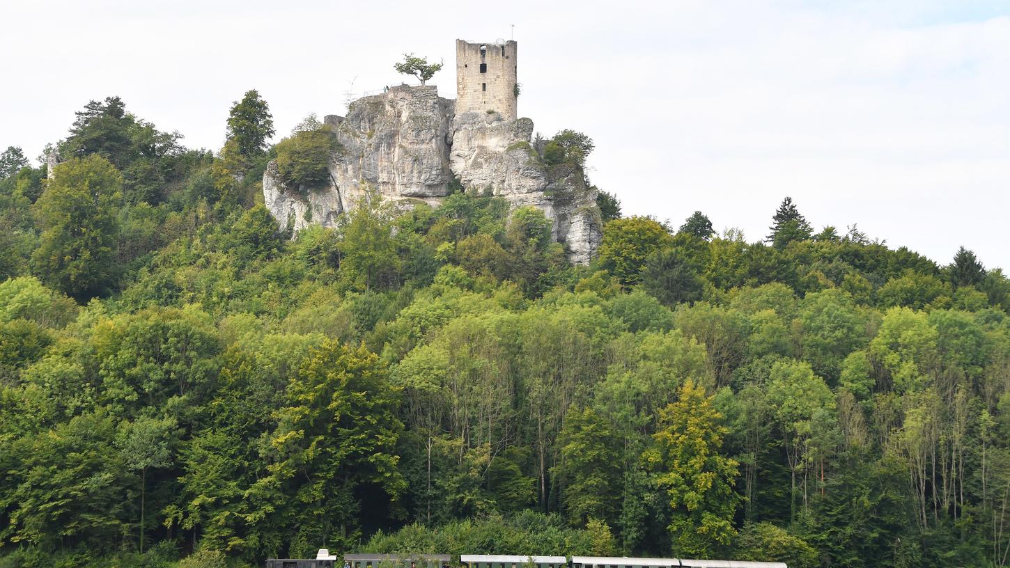 Die Dampfbahn Fränkische Schweiz, im Motiv vor der Ruine Neideck, verkehrt am Marathon-Tag. Die Dampfbahn Fränkische Schweiz, im Motiv vor der Ruine Neideck, verkehrt am Marathon-Tag.