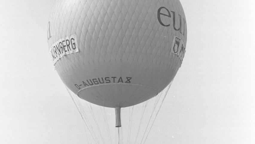 Punkt 14.30 Uhr: der große Augenblick ist da. Der Ballon mit den drei Luftreisenden startet vor vielen Volksfestbesuchern auf der Straße am Dutzendteich. Menschen winken: „gute Fahrt“. Hier geht es zum Kalenderblatt vom 29. August 1968: Im Freiballon über dem Volksfest
