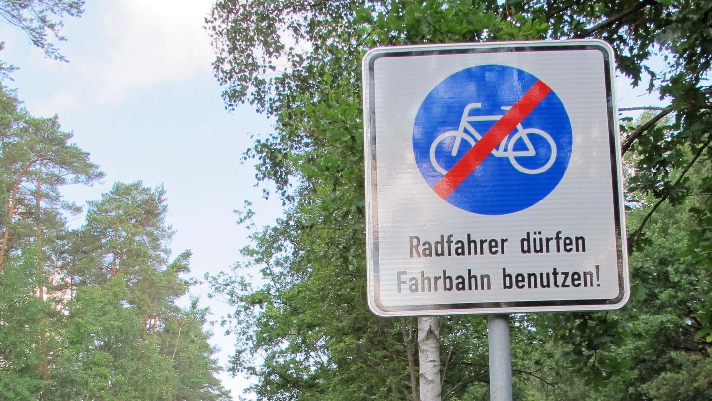 Das Schild gibt vielen Rätsel auf: Es bedeutet, dass Radfahrer hier zwischen Radweg und Fahrbahn wählen können.