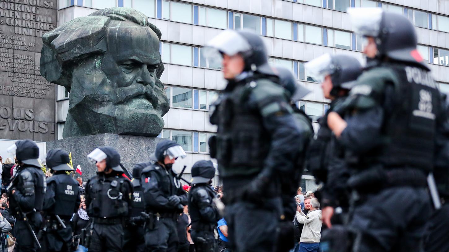 In Chemnitz war es am Montagabend bei erneuten Demonstrationen wieder zu gewaltsamen Zwischenfällen gekommen. Ausgangspunkt war unter anderem eine Demonstration der rechten Bewegung "Pro Chemnitz".
