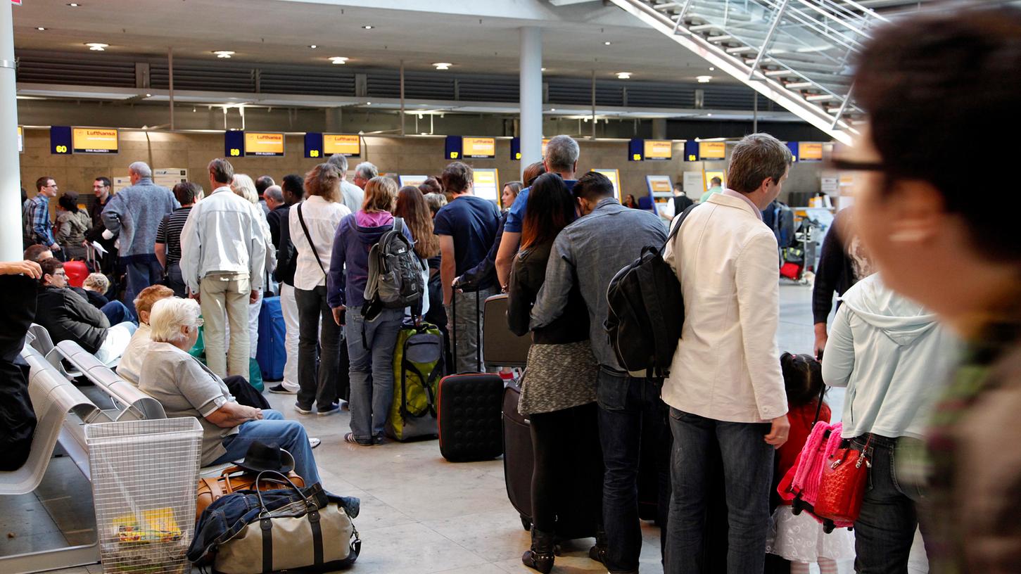 Mit gepacktem Koffer am Airport - und dann ist der Flug annulliert? In Nürnberg ist das Risiko dafür dieses Jahr relativ hoch.