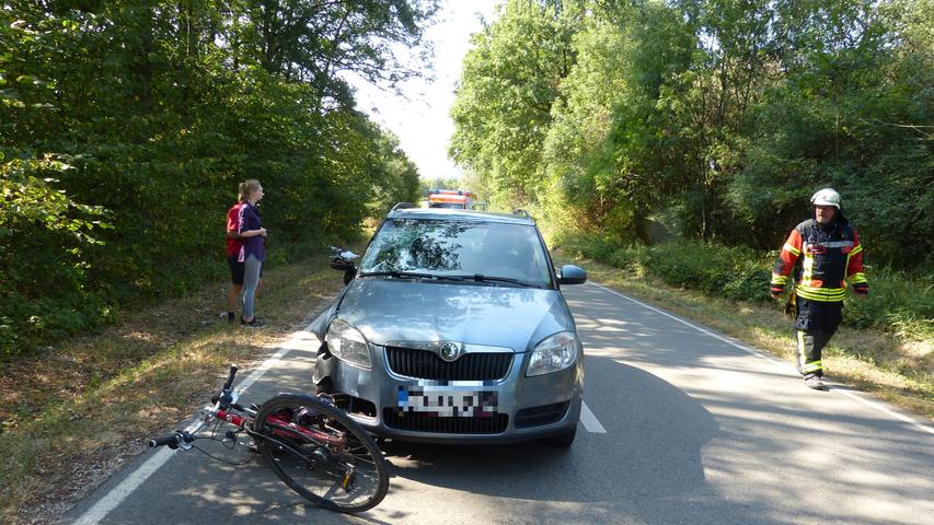 Der Mann war mit seiner Frau zwischen Igensdorf und Unterrüsselbach unterwegs, als ihn ein Auto erfasste.