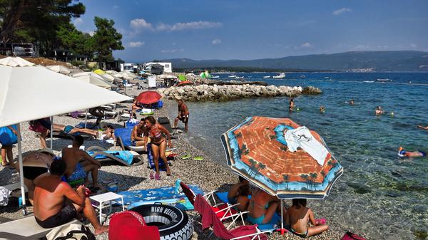 Der Strand auf dem Campingplatz Jezevac gleich neben dem Inselhauptstädtchen Krk.