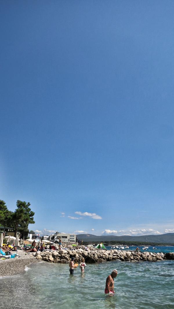 Blauer Himmel über dem Strand von Jezevac.