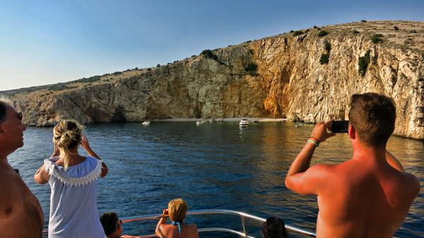 Neben dem Badeort Baska im Süden Krks liegen tolle Badebuchten wie Golden Beach.