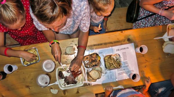 Abends servieren die Fischer bei einem Fest Tintenfisch mit Brot, Ajvar und Zwiebeln.