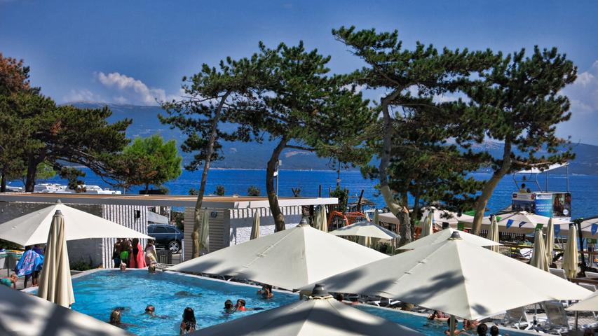 Zu den mordernen Campingplätzen in Kroatien gehört ab vier Sternen ein Pool. Hier die 2018 neu eröffnete Badelandschaft im Campingplatz Jezevac neben Krk.