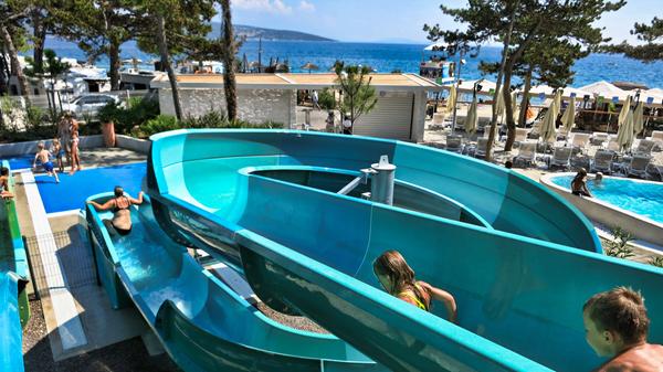 Fast immer ist auch eine Rutschenanlage dabei. Zu den mordernen Campingplätzen in Kroatien gehört ab vier Sternen ein Pool. Hier die 2018 neu eröffnete Badelandschaft im Campingplatz Jezevac neben Krk.