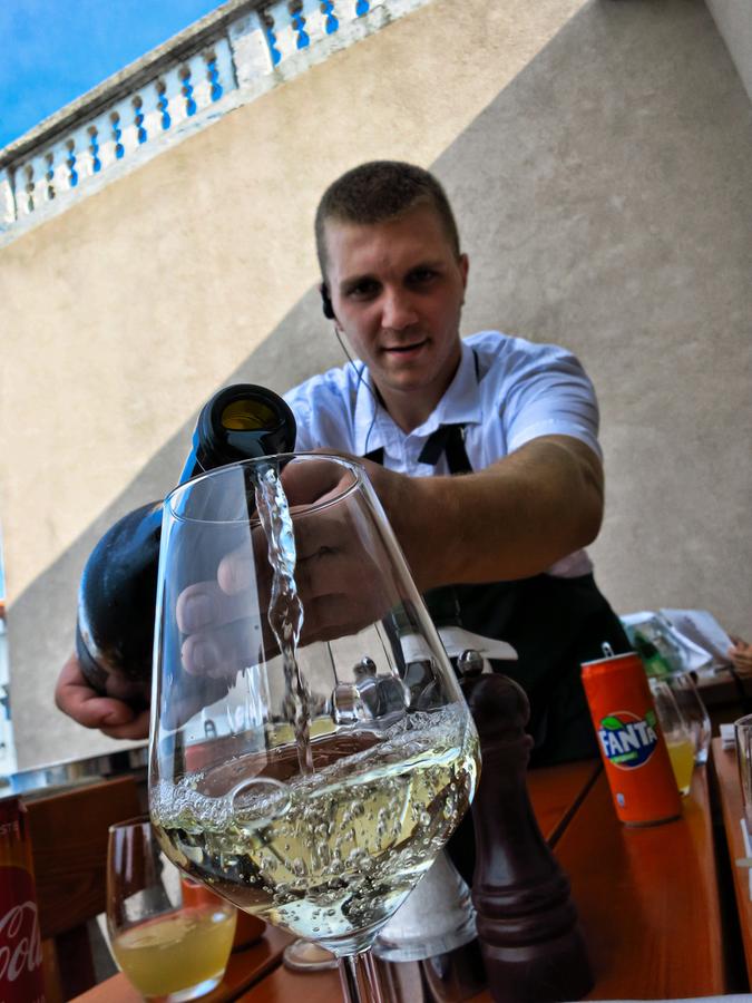 Im Örtchen Vrbnik kommt natürlich nur Žlahtina ins Weinglas.