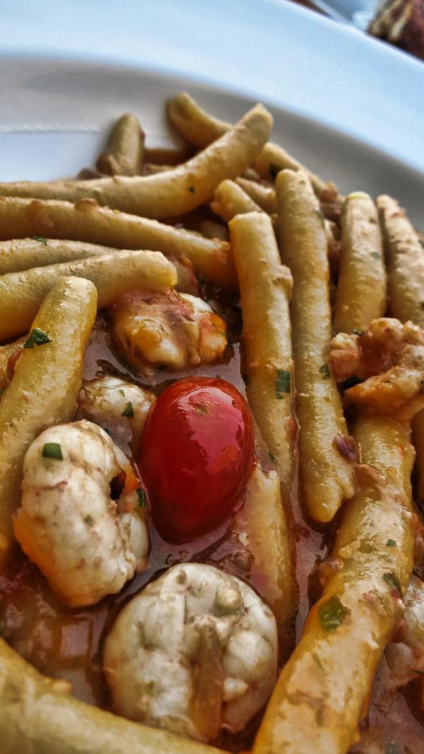 Am besten schmeckt er zu Surlice, das sind traditonell über einen Löffelstiel gerollte Nudeln. Hier mit Garnelen serviert.